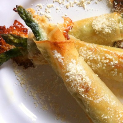Nems d’asperges vertes croustillantes – L’asperge, un produit sain et savoureux parfait pour une recette de printemps.
