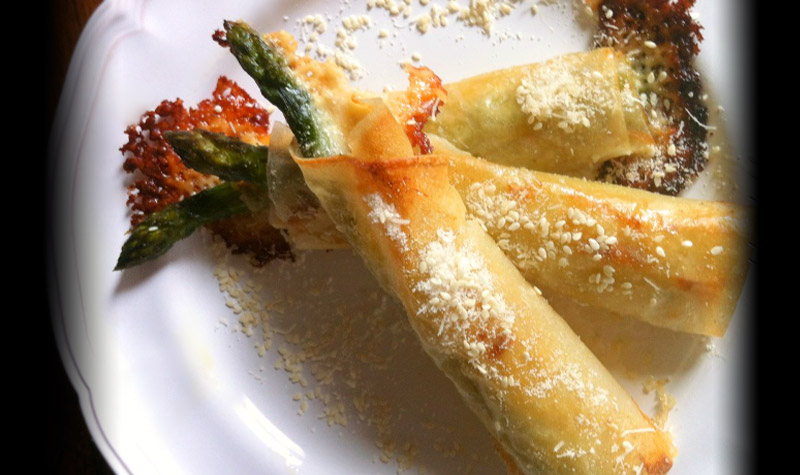 Nems d’asperges vertes croustillantes – L’asperge, un produit sain et savoureux parfait pour une recette de printemps.