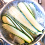 Roulades de courgettes farcies - Cuire les courgettes à l’anglaise pendant 2 minutes.