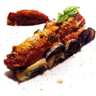 Roulés d'aubergines grillées à la mozzarella - une entrée saine et équilibrée aux saveurs italiennes.