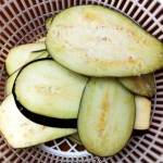 Roulés de dinde aux herbes et aubergine - Disposer une passoire au dessus d'un saladier pour degorger le tranches d’aubergines.