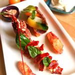 Salade de homard rôti, vieilles tomates et mozzarella - Un régal à déguster en tête-à-tête!
