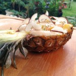 Ananas meringué et ses fruits exotiques - Les vacances vous semblent encore loin ? Ajoutez de l'exotisme à vos repas avec l’ananas meringué et ses fruits exotiques.