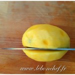 Ananas meringué et ses fruits exotiques - Couper la mangue autour du noyau des 2 côtés et récupérer la chair qui se trouve autour du noyau.
