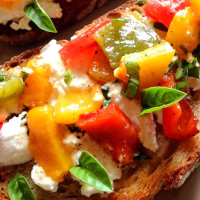 Crostini aux poivrons et chèvre frais - Il ne faut qu'un tour de main pour réaliser ces crostini qui raviront vos amis.