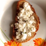 Crostini aux poivrons et chèvre frais - Distribuer sur chaque tranche de pain de campagne une portion de chèvre.