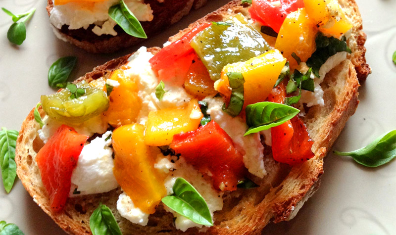 Crostini aux poivrons et chèvre frais - Il ne faut qu'un tour de main pour réaliser ces crostini qui raviront vos amis.