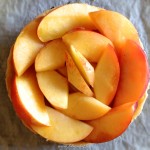 Tarte aux nectarines et perles de groseilles blanches - Dresser les quartiers sur la tarte en formant des rosaces rangées, en partant de l'extérieur vers l'intérieur.