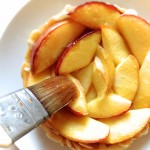 Tarte aux nectarines et perles de groseilles blanches - Le nappage donne à la tarte un aspect encore plus séduisant.