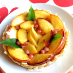 Tarte aux nectarines et perles de groseilles blanches - Originale et gourmande, cette tarte changera de la traditionnelle tarte à la pêche.