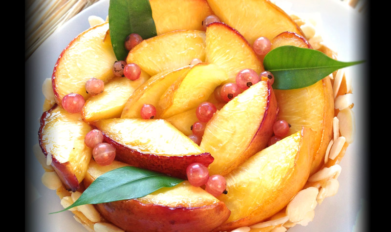 Tarte aux nectarines et perles de groseilles blanches - Dans cette recette, le côté doux et sucré de la crème pâtissière compense l'acidité des groseilles blanches.