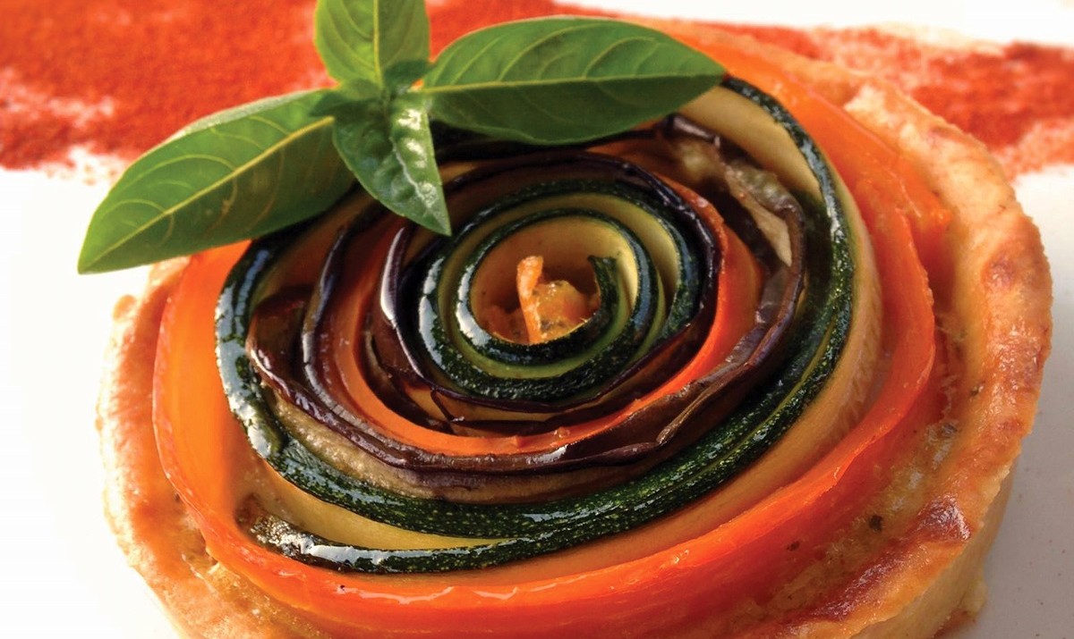 Tarte spirale aux légumes - Cette entrée festive peut être accompagnée d'une salade verte.