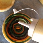Tarte spirale aux légumes - Verser l’appareil à l’aide du flacon.