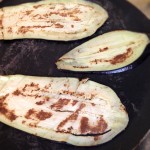 Tarte spirale aux légumes - Griller la poêle les lamelles d’aubergines.