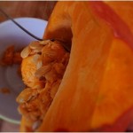 Gratin de potimarron et noisettes - vider l'intérieur du potimarron avec une cuillère à soupe.