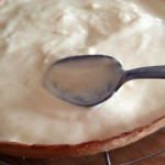 Tarte aux framboises - Napper le fond de tarte de crème pâtissière et lisser avec une cuillère.