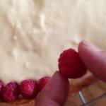 Tarte aux framboises - Disposer les framboises sur la crème en les serrant bien.