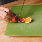 Salade de rougets - Peler l'orange de façon à supprimer toute la peau blanche et fine qui recouvre la chair de l’agrume. (Photo : Elodie Davis).