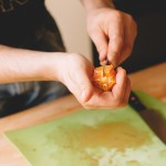 Salade de rougets - Détacher les suprêmes d’orange sanguine en glissant la lame d'un couteau d’office entre les membranes. (Photo : Elodie Davis).