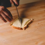 Salade de rougets – Parer les bords, puis couper la tranche en deux triangles. (Photo : Elodie Davis).