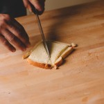 Salade de rougets – Parer les bords, puis couper la tranche en deux triangles. (Photo : Elodie Davis).