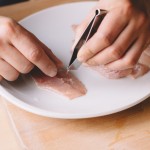 Salade de rougets - Enlever les arêtes au moyen d'une pince à désarêter ou d’une pince à épiler. (Photo : Elodie Davis).