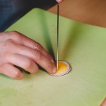 Salade de rougets - Inciser avec un bon couteau. (Photo : Elodie Davis).