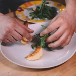 Salade de rougets - Ajouter la roquette en donnant du volume. (Photo : Elodie Davis).