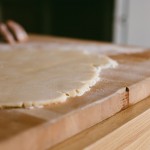 Tarte aux fraises – Abaisser la pâte sucrée jusqu'à' ce qu'elle ne fasse plus que 4-5 mm d'épaisseur. (Photo : Elodie Davis).