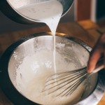 Tarte aux fraises – Lorsque le lait bout, le verser sur la préparation. (Photo : Elodie Davis).