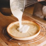 Tarte aux fraises – Verser la crème pâtissière sur le fond de tarte et bien l'étaler. (Photo : Elodie Davis).