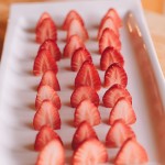 Tarte aux fraises – Couper les fraises en deux, et les disposer sur une assiette. (Photo : Elodie Davis).