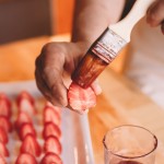 Tarte aux fraises – Couper les fraises en deux, et les disposer sur une assiette. (Photo : Elodie Davis).