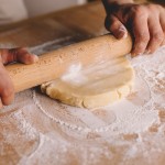 Tarte aux fraises – Etaler la pâte à l'aide d'un rouleau pour lui donner une épaisseur uniforme. (Photo : Elodie Davis).