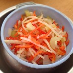 Salade de la mer à l’italienne - Egoutter la giardiniera dans une passoire placée au dessus d’une assiette.
