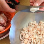 Salade de la mer à l’italienne - À l'aide de ciseaux, découper les calamars en morceaux.