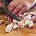 Salade de la mer à l’italienne - Découper les tentacules en morceaux de 1 à 2 cm environ.