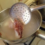Salade de la mer à l’italienne - Quand l'eau bout, ajouter les calamars, laisser cuire pendant environ 15 minutes