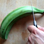 Frites de banane plantain - A l’aide d’un couteau d’office, couper les extrémités des bananes plantain.