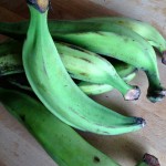 Frites de banane plantain - La banane plantain est un légume à peau verte et épaisse, long de 30 à 40 cm, à texture ferme à maturité.