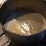 Tarte au citron meringuée revisitée - Faire chauffer le beurre dans une casserole. (Photo : Elodie Davis).