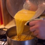 Tarte au citron meringuée revisitée - Ajouter le mélange quand le beurre a fondu. (Photo : Elodie Davis).