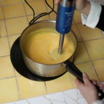 Tarte au citron meringuée revisitée - Passer rapidement la crème au citron au mixer plongeant pour obtenir une texture très lisse. (Photo : Elodie Davis).