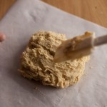 Tarte au citron meringuée revisitée - Transférer la pâte sablée sur une feuille de papier sulfurisé. (Photo : Elodie Davis).