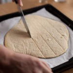 Tarte au citron meringuée revisitée - Tracer des empreintes à l'aide d'un couteau éminceur. (Photo : Elodie Davis).