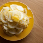 Tarte au citron meringuée revisitée - Couper un citron en fines rondelles, dans le sens de la longueur à la mandoline. (Photo : Elodie Davis).