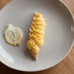 Tarte au citron meringuée revisitée - Dresser la crème au citron sur les biscuits à l’aide de la poche à douille. (Photo : Elodie Davis).