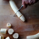 Frites de banane plantain - Tailler les bananes en tronçons d’environ 4 cm à l'aide d'un couteau d’office.
