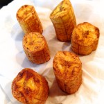 Frites de banane plantain - Égoutter les tronçons à l'aide d'une écumoire et les placer dans un plat recouvert de papier absorbant.