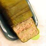 Terrine de saumon, noisettes et poireaux – Prévoyez un couteau bien aiguisé, pour couper de belles tranches nettes.